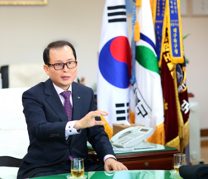 배광식 북구청장, 민선6기 2주년 칠성시장 청소로 시작