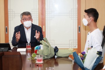 김학동 예천군수, 한국 新 수립 도쿄올림픽 스타 우상혁 선수 격려