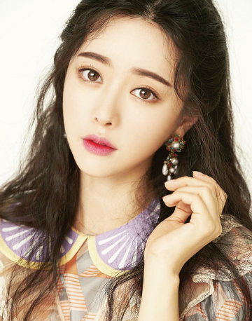 ‘대륙여신’ 홍수아, 핸드백 전속 모델 발탁 “패션∙뷰티계 신흥 강자” ‘광고대세’ 홍수아, 핸드백 브랜드 ‘쿠작’ 전속모델 계약