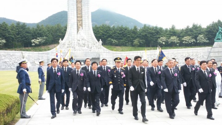 더불어민주당 대전시당, 제61회 현충일 맞아 현충원 참배