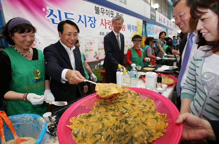 대전 동구, 전통시장 살리는 ‘천사의 손길 행복+ 더하기 하나’ 바자회