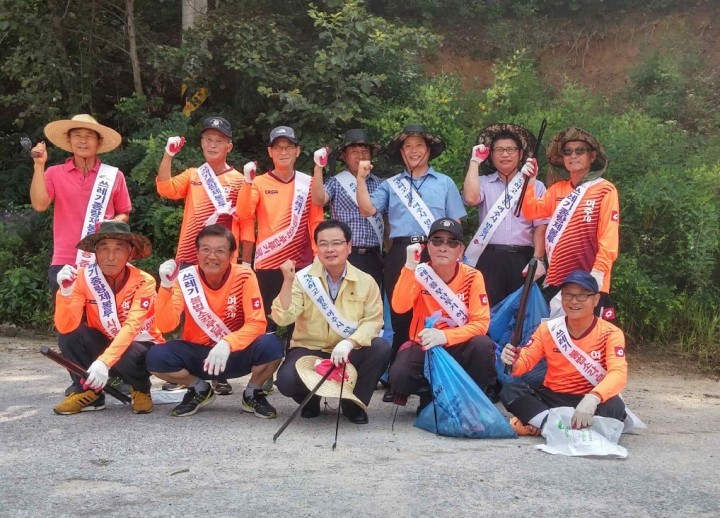 여주시 70대 축구동호회, 박병선 부시장과 환경정화활동