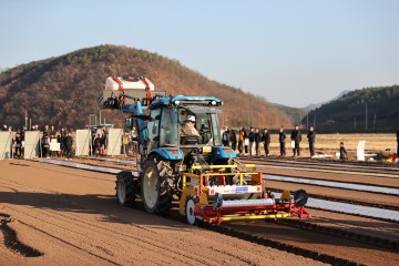 의성군, 마늘 자율주행 기계화 파종 연시회 개최