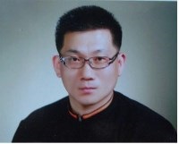 어린이는 움직이는 빨간 신호등