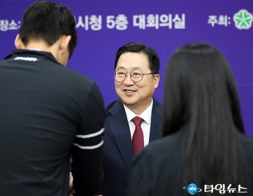 “손끝에서 전해진 응원” 이장우 대전시장, 선수들과 힘찬 악수