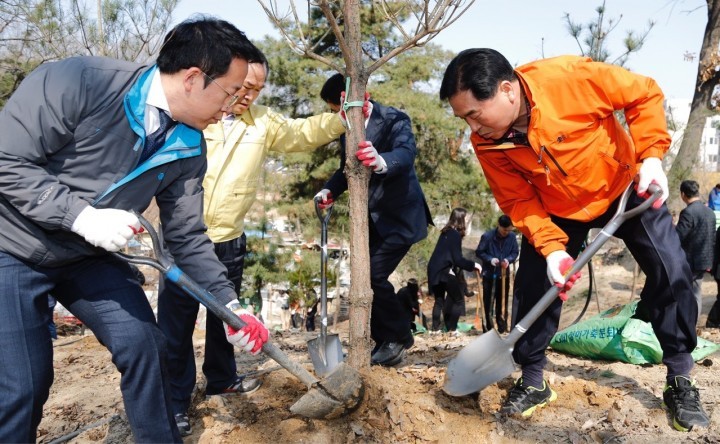 박수범 대덕구청장, 나무심기로 쾌적한 공원 만들기!