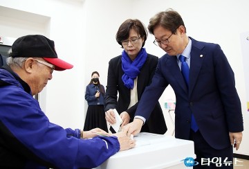 사전투표 하는 박범계 국회의원 후보