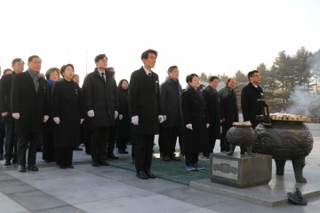 더불어민주당 대전시당, 새해 첫 일정으로 현충원과 항공 참사 희생자 분향소 찾아