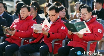 사랑의 온도탑 제막식…설동호·조원휘·이장우, 한 줄로 앉아 나눔 출범 지켜봐