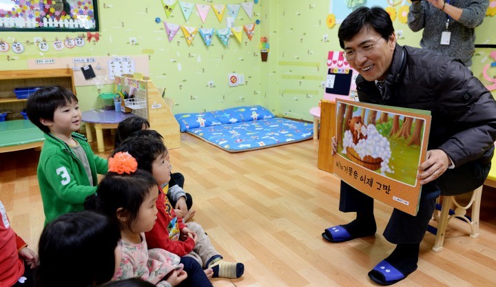 안희정 지사, 동화책 읽어 주며 “미래에 대한 꿈을 갖자”