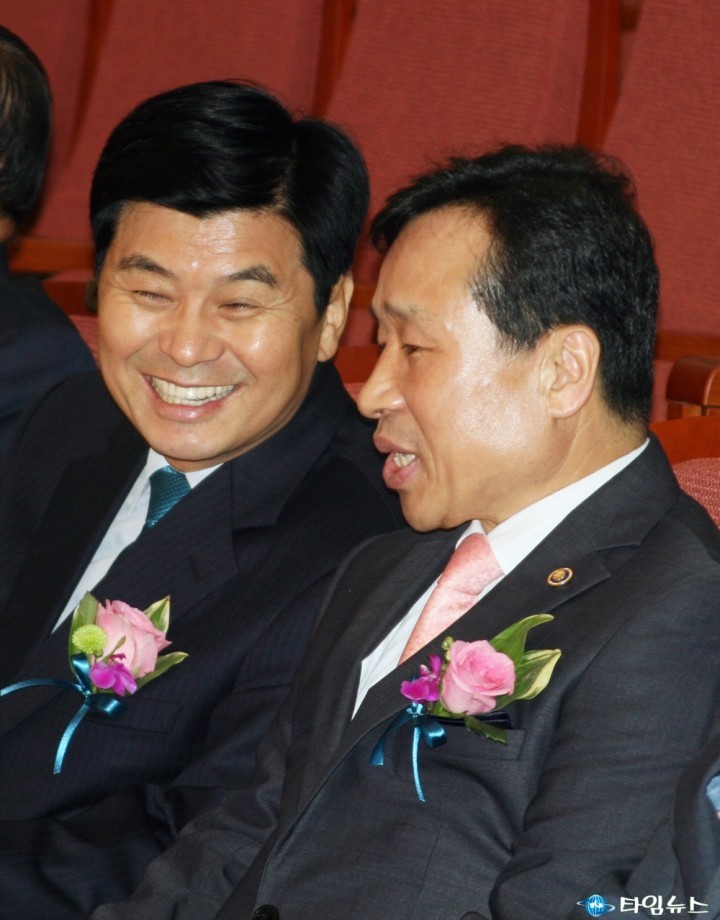 담소 나누는 이춘희 세종시장과 이충재 행복청장