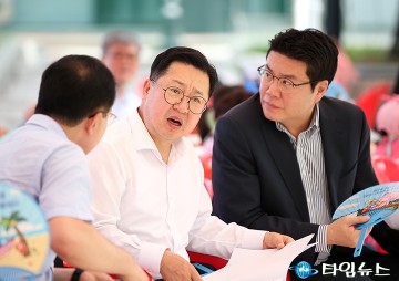 물놀이장 개장식에서 대화 나누는 박희조·이장우·정명국