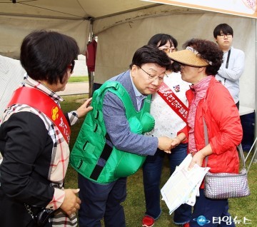대전시민 NGO 한마당 둘러보는 권선택 대전시장