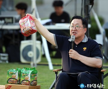 “이 맛은…대전이다!” 이장우 대전시장, 꿈돌이 라면 들고 한 컷