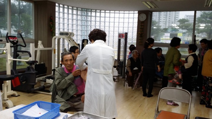 어르신 신분증 지참하시고 무료 독감 예방접종 받으세요.