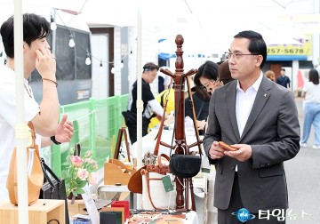 ‘철부지 프리마켓’ 둘러보는 박희조 동구청장