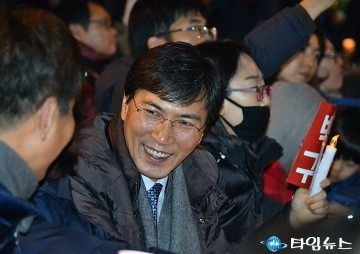 대전 촛불집회 참석한 안희정 충남도지사