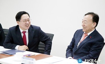 대화 나누는 이장우 대전시장과 설동호 대전시교육감