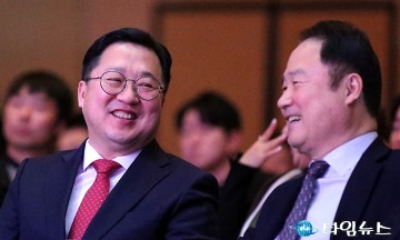 대전교통공사 창립 20주년 기념식에서 대화 나누는 이장우 대전시장과 연규양 대전교통공사 사장