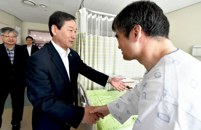 중견리더과정 부상자, 이동주 팀장 격려