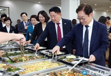간담회는 진지하게, 식사는 푸짐하게…서철모·박범계 구내식당 만남