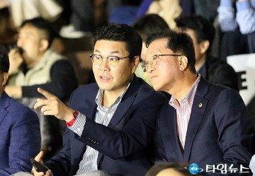 ‘K-music 토크쇼’에서 대화하는 정명국 시의원과 조원휘 시의장