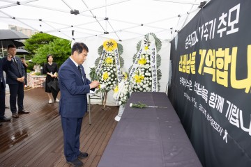 이정선 광주교육감, 순직교사 1주년 추모 공간 찾아 헌화