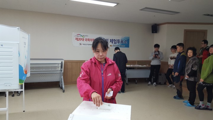 의성군선거관리위원회 발달장애인 대상 투표절차 안내  모의 체험투표소 운영