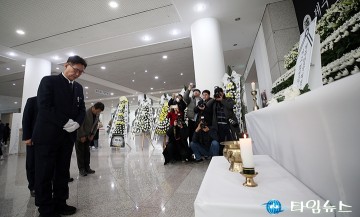 제주항공 참사 합동분향소 조문하는 김제선 중구청장