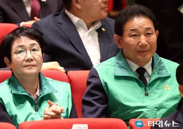 제15회 새마을의 날 기념식에 참석한 박정현·박용갑 국회의원