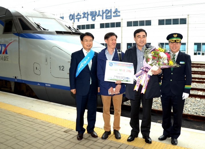여수시, 호남고속철도 개통 이용객 환영 이벤트 눈길