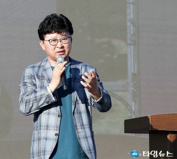 주민총회에서 인사말 하는 최충규 대덕구청장