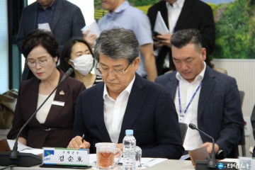 제18차 전남시장‧군수협의회 정례회에 참석해 메모하고 있는 김순호 구례군수   