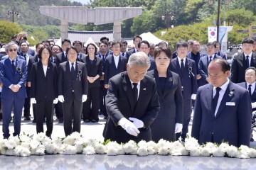 문재인 전 대통령 부부, 5·18민주묘지 참배