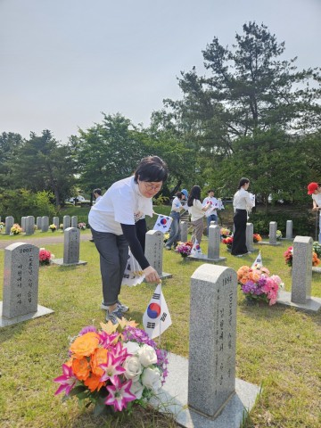 대전문화재단, 태극기 꽂으며 선열 뜻 기려