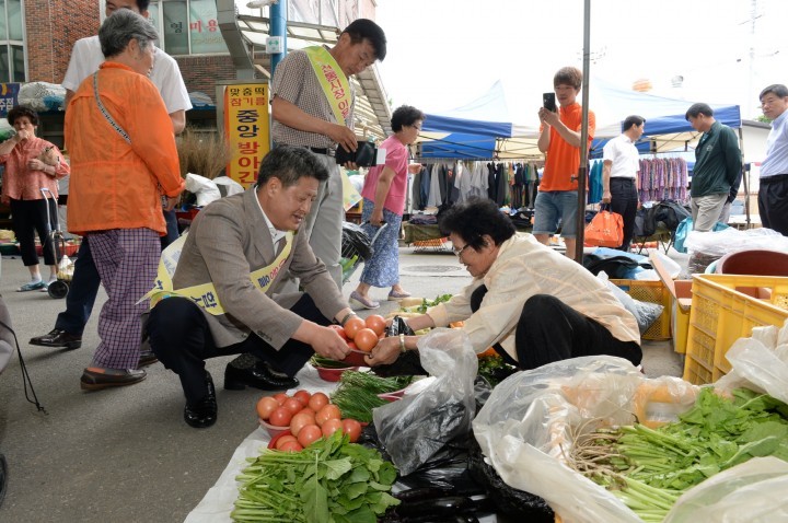 “메르스 불황 극복”전통시장 장보기 행사 실시