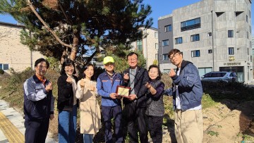 충주시 대소원면, 환경관리원 정년퇴직자에 감사패 전달…마을 화합 기여