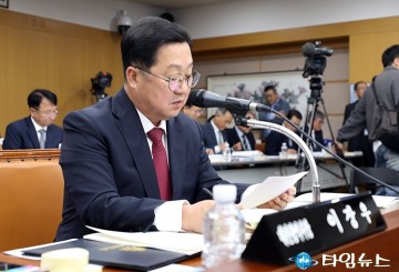 이장우 대전시장, 국감장서 시정 보고서 점검 ‘집중의 눈빛’