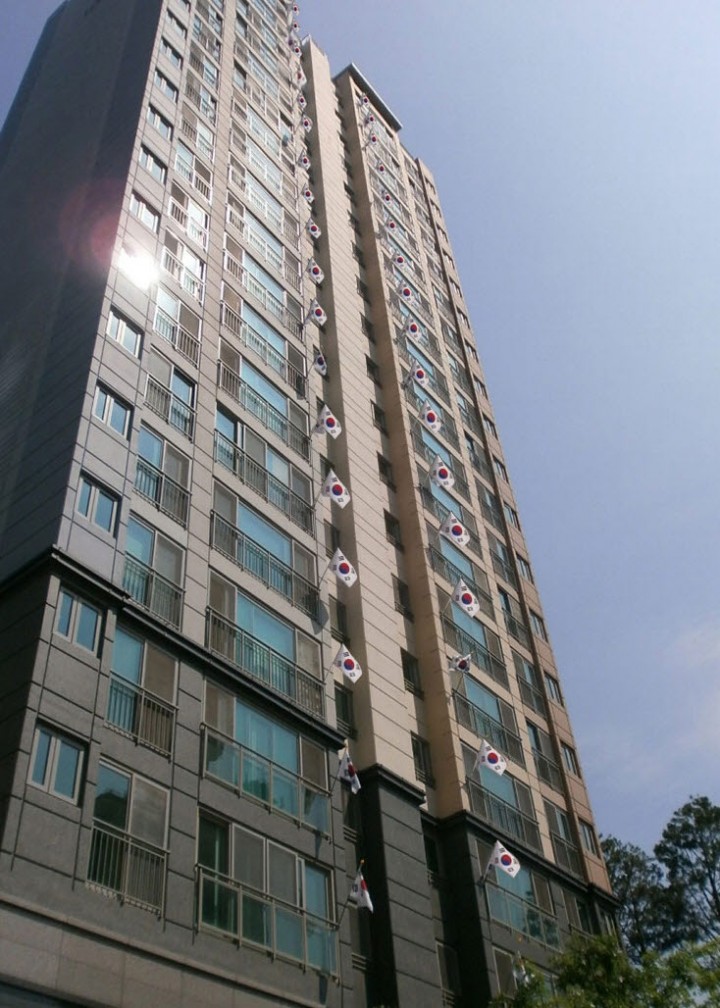 아파트에 태극기꽃이 활짝 피었네!
