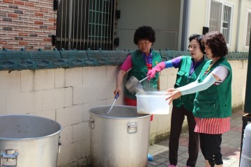 뽀얗게 우려 낸 사골로 건강한 여름나기