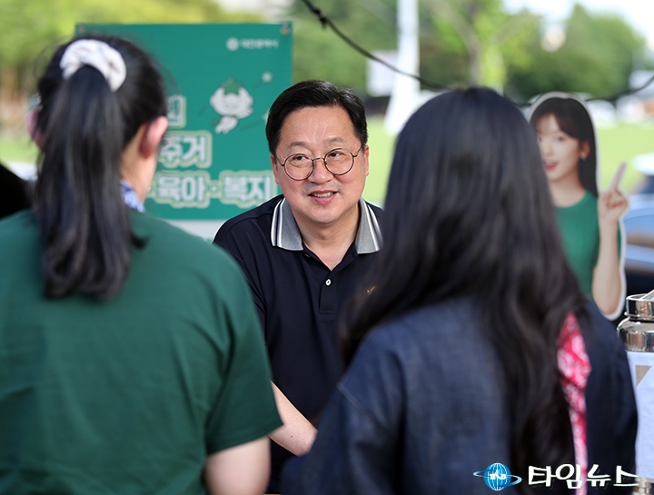 ‘청년스위치ON’에서 도시락 나눠주는 이장우 대전시장