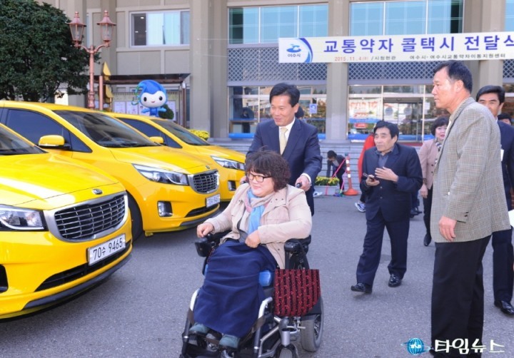 교통약자 콜택시 4대 구입 후 전달