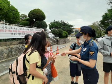 칠곡경찰서, 등하교길 학교 주변순찰 및 마스크걸이 배부