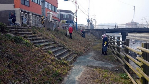 군산시경암동, ‘세계 물의 날’ 맞아 경포천 정화활동 