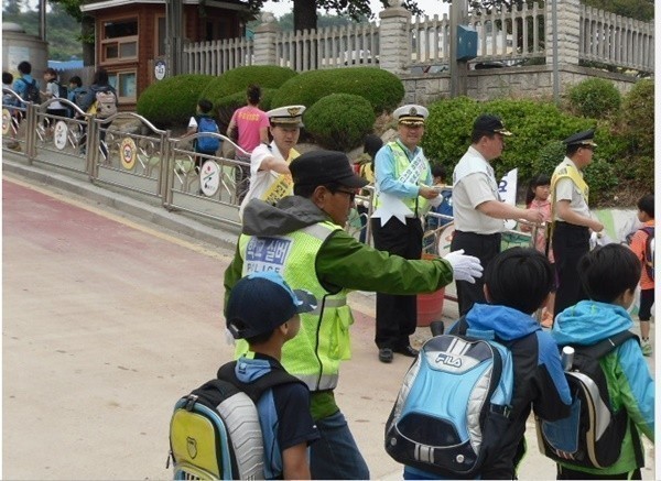 울진서, 등굣길 교통사고예방 지도, 단속..홍보활동 펼쳐