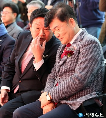 대화 나누는 송인석 대전시의원과 김동수 유성구의회 의장
