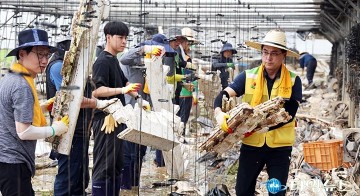 박희조 동구청장, 예산군 수해현장 찾아 복구작업 참여