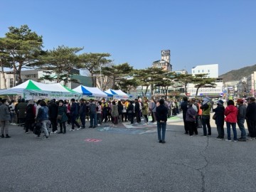 문경시, 식목일 맞아  '반려나무 나누어주기' 행사 가져 