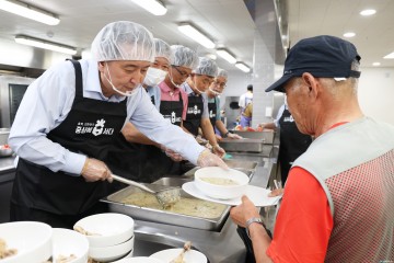김영환 충북지사, 폭염 속 경로당 위문 및 경로식당 배식 봉사 나서