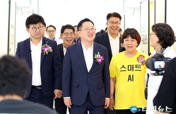 ‘석봉복합문화센터’ 둘러보는 이장우 대전시장과 최충규 대덕구청장